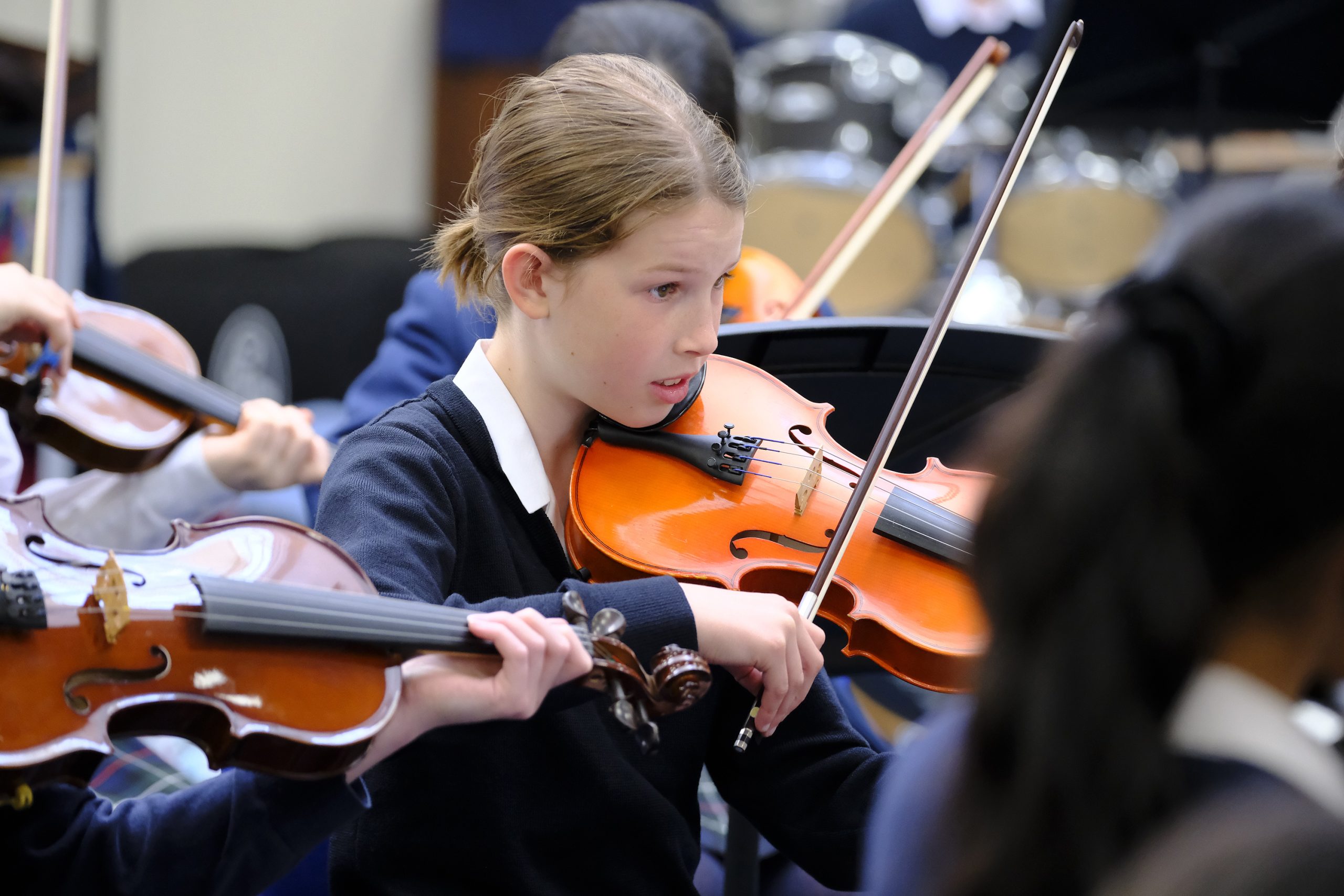 a girl playing the violin